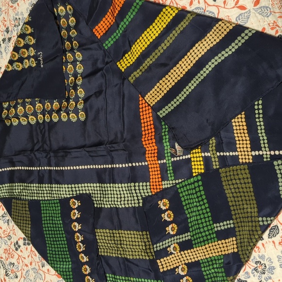 Echo silk scarf. Approx 29-30" square. Geometric design - Picture 10 of 10